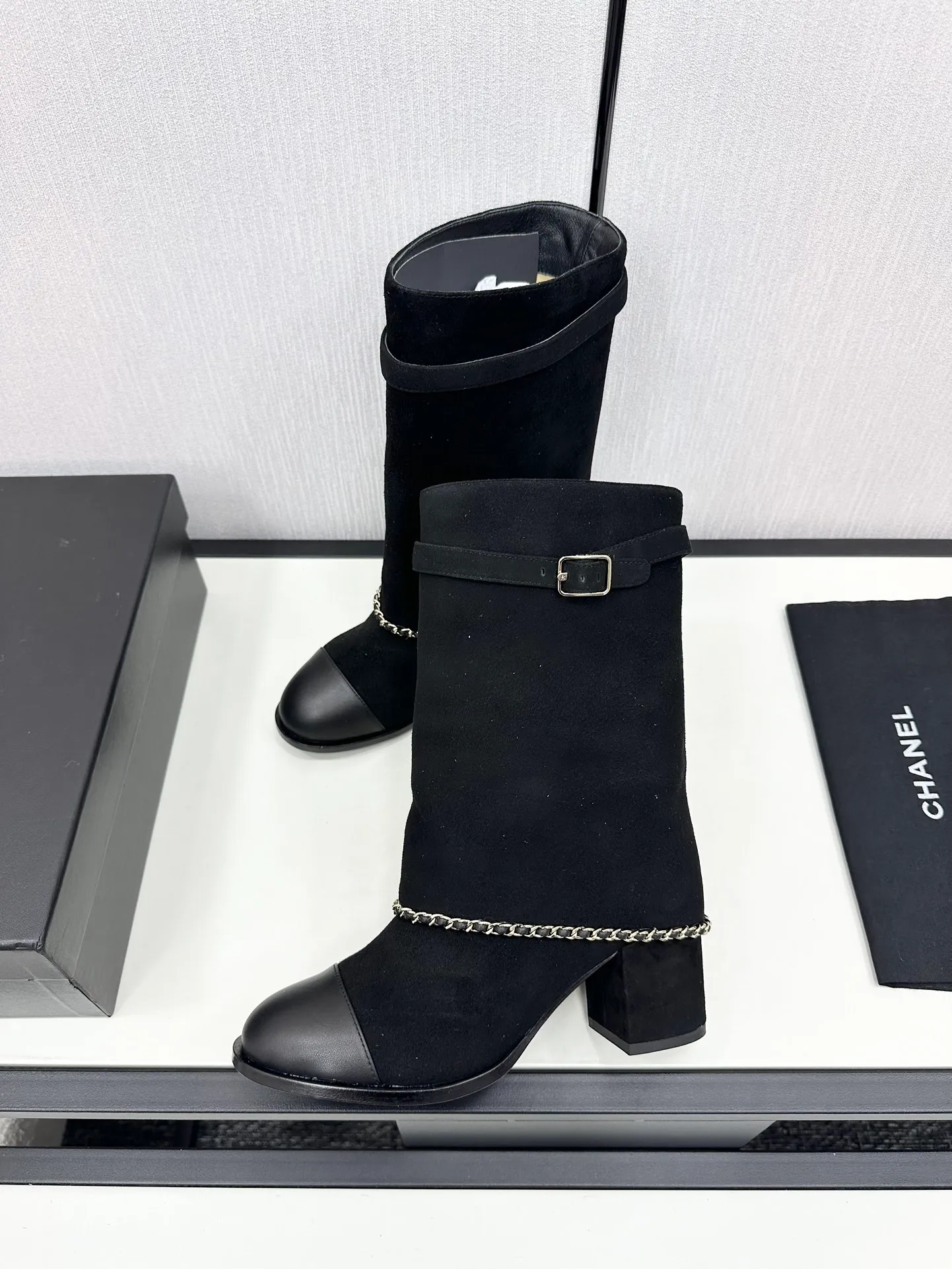 👟👟Ex-factory price 740👟👟Chanel🆕 24b new double c autumn and winter boots Chanel autumn and winter heavy industry explosive short boots🔥 Xiaohongshu highly recommends this style, it looks good with any combination, a must-have for fashion, Ms. Chanel loves simple and irresistible styles💋Coloring shows a unique style, free mix and match to shine⚡️Follow the fashionable steps of the tight-flavored grandma! ! ! Enlarge the exquisite details to see ✔Original molded hardware buckle ✔Top version made by purchasing agent★The upper is made of original Yangjing cowhide, sheepskin lining, sheepskin feet, code number 35-40 (40, 41 customization is not returnable)